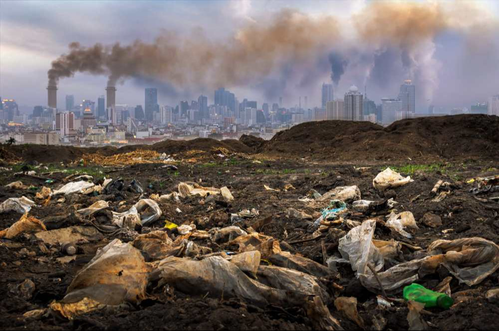 Déchets toxiques provenant des industries polluantes et des villes affectées par la pollution causée par l