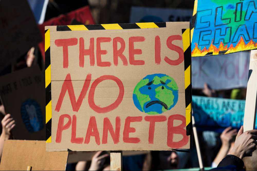 Des manifestants tenant des banderoles sur le changement climatique lors d