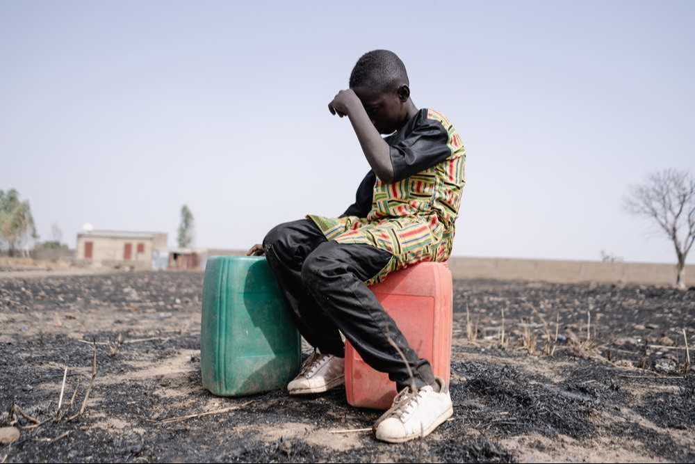 Un adolescent africain peiné à marcher sur de longues distances pour collecter de l